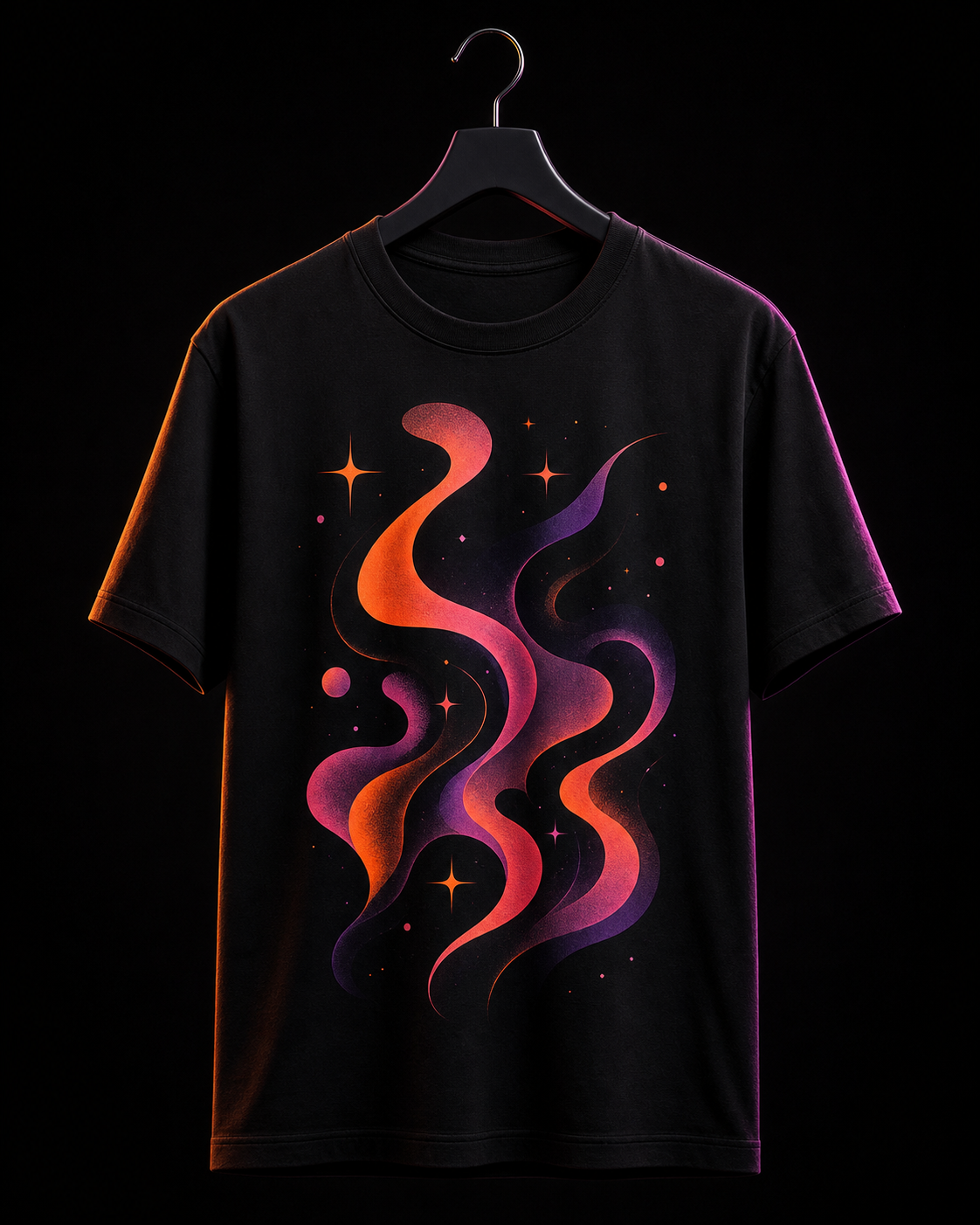 Camiseta preta com estampa abstrata em cores da Pluri Criativos